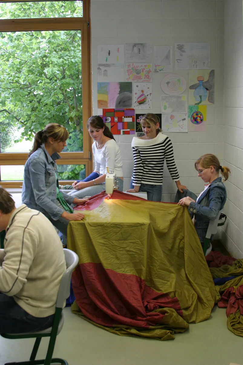 Aus Stoff und Teamarbeit wird Auftrieb. – Aufnahme 3 aus dem Bildarchiv