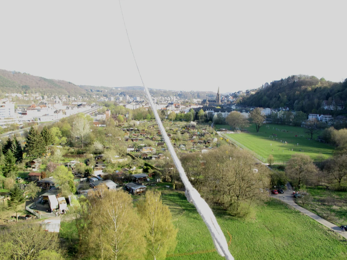 Historische Luftaufnahme von Marburg mit grünen Lahnwiesen und der Stadt im Hintergrund