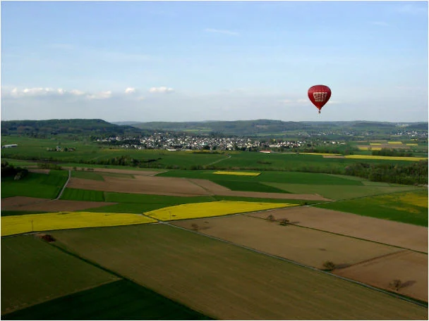 Ein Ballon über Wiesen und Feldern im Lahntal – Aufnahme aus dem Bildarchiv